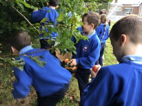 Primary 4 make apple crumble!!!!